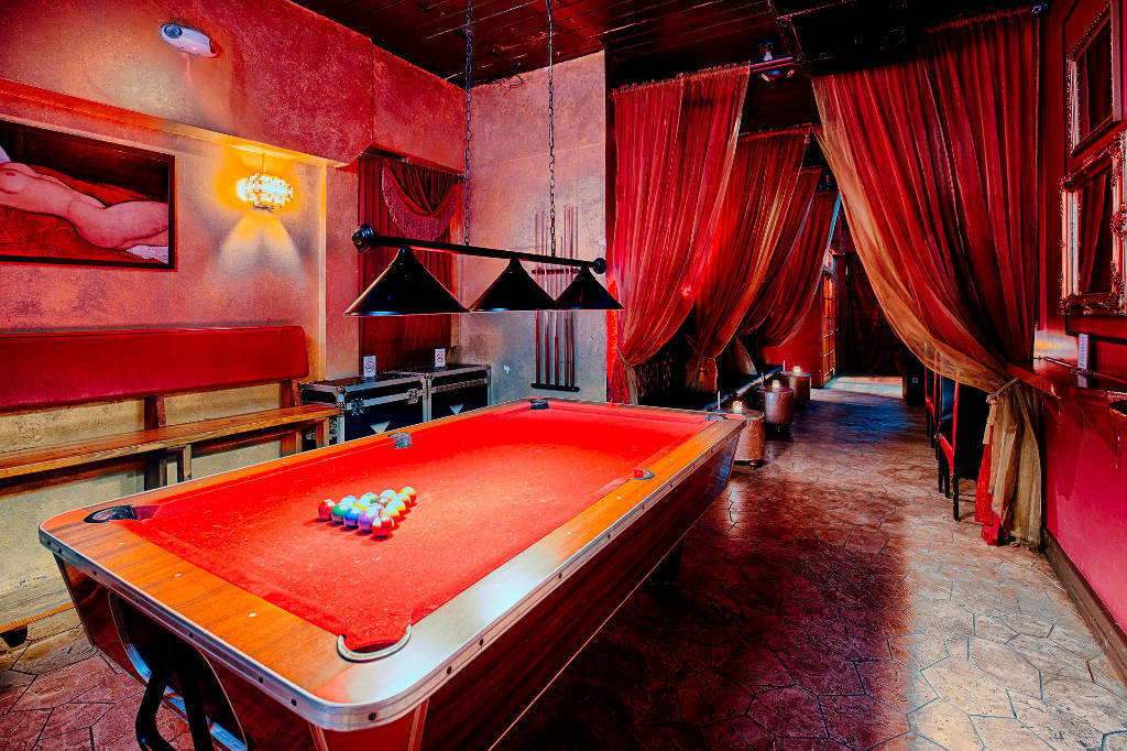 red piano bar st maarten pool table 1 1024